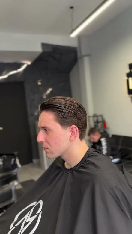 Χτενισμένα προς τα πίσω μαλλιά με fade